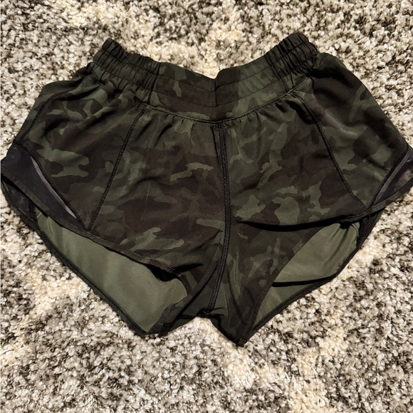 Lululemon LR Hotty Hot 2.5 shorts - Picture 1 of 4